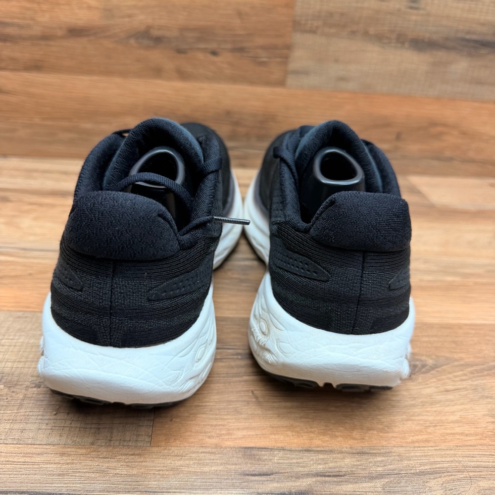 New Balance Women's 9.5 W1080V13 Running Shoes, Black/White X-Wide - Picture 7 of 8